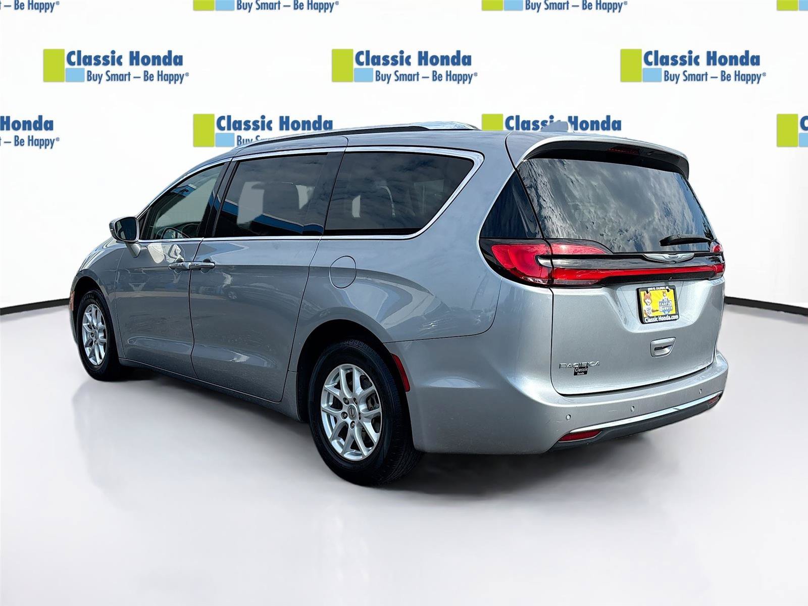 Used 2021 Chrysler Pacifica Touring-L FWD image 5