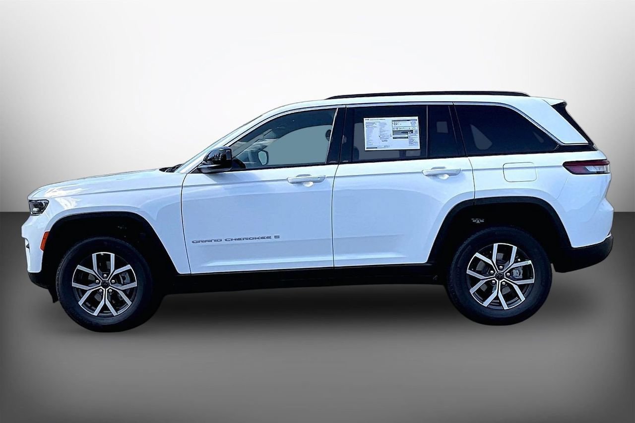 New 2027 Jeep Grand Cherokee Laredo RWD image 5