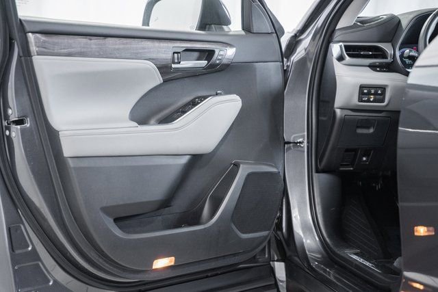 Used 2024 Toyota Highlander Platinum image 41