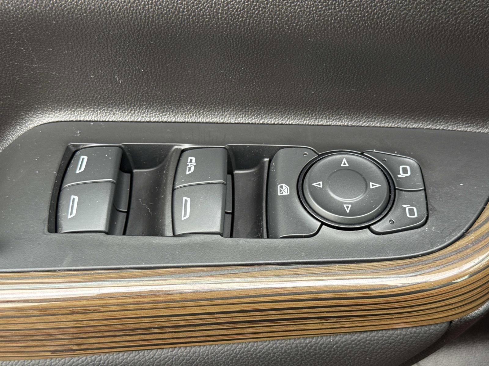 Used 2023 GMC Acadia SLE image 15