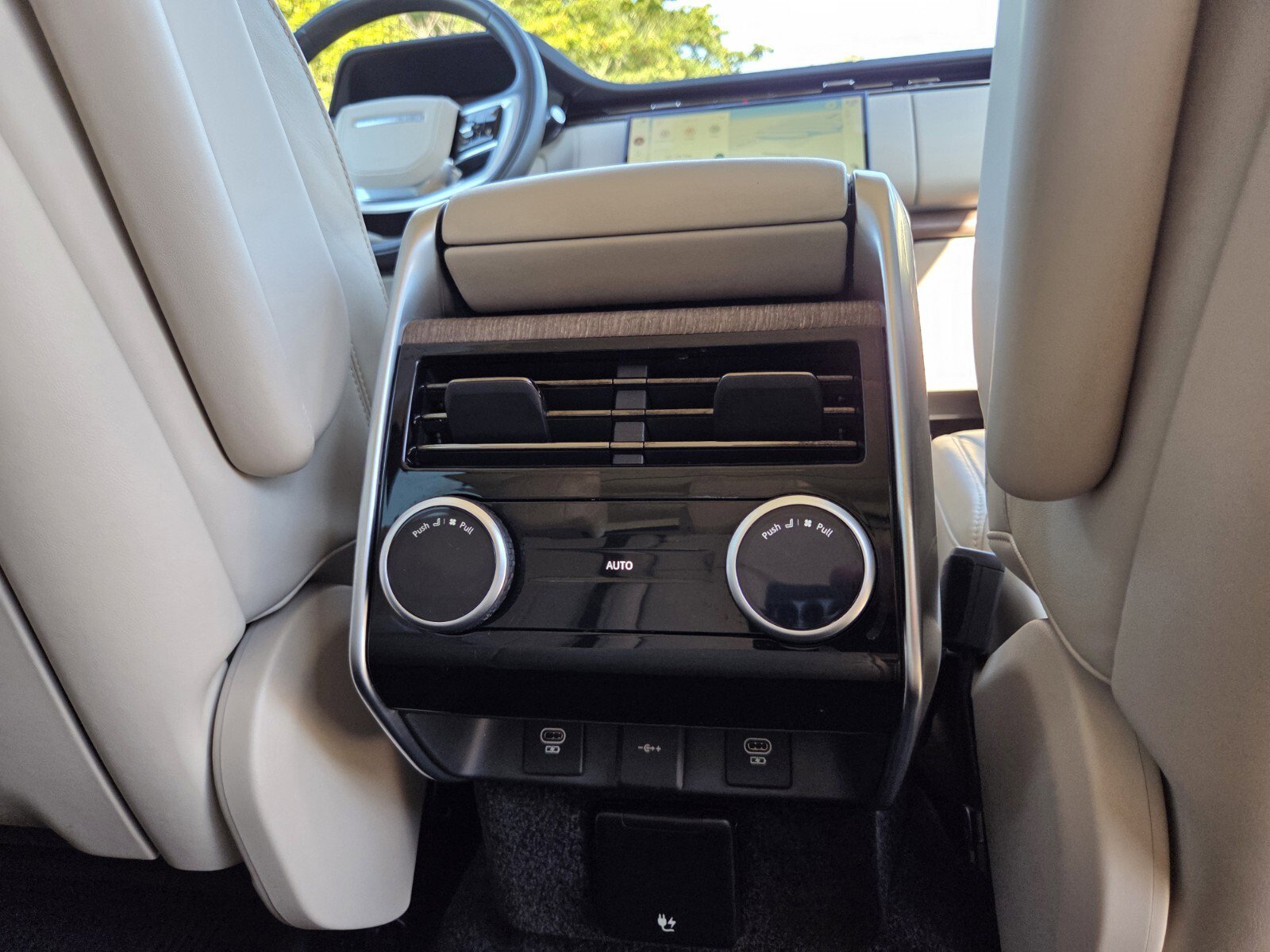 Used 2023 Land Rover Range Rover SE image 14