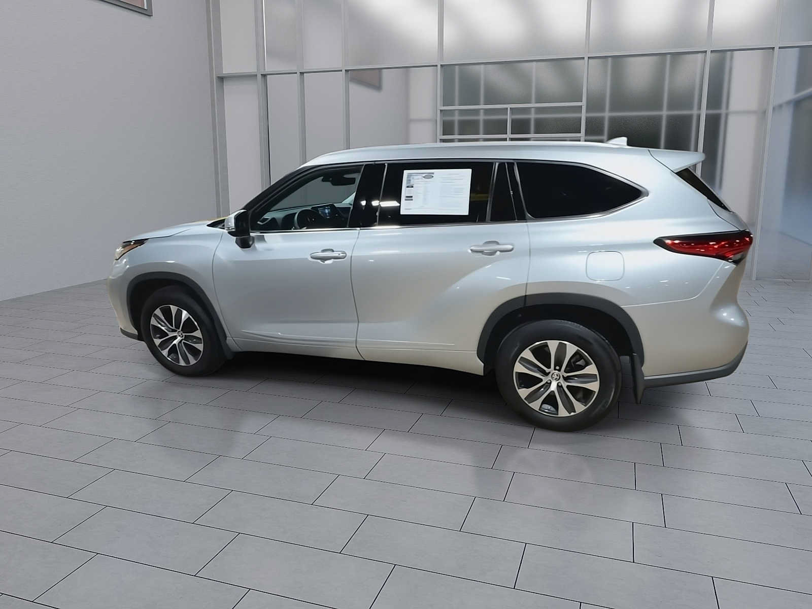 Used 2022 Toyota Highlander XLE AWD/4WD image 6
