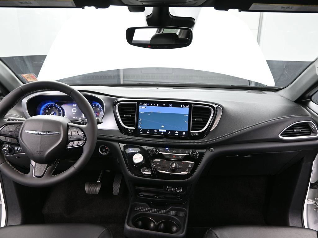 Used 2022 Chrysler Pacifica Touring-L w/ Uconnect Theater Family Group image 29