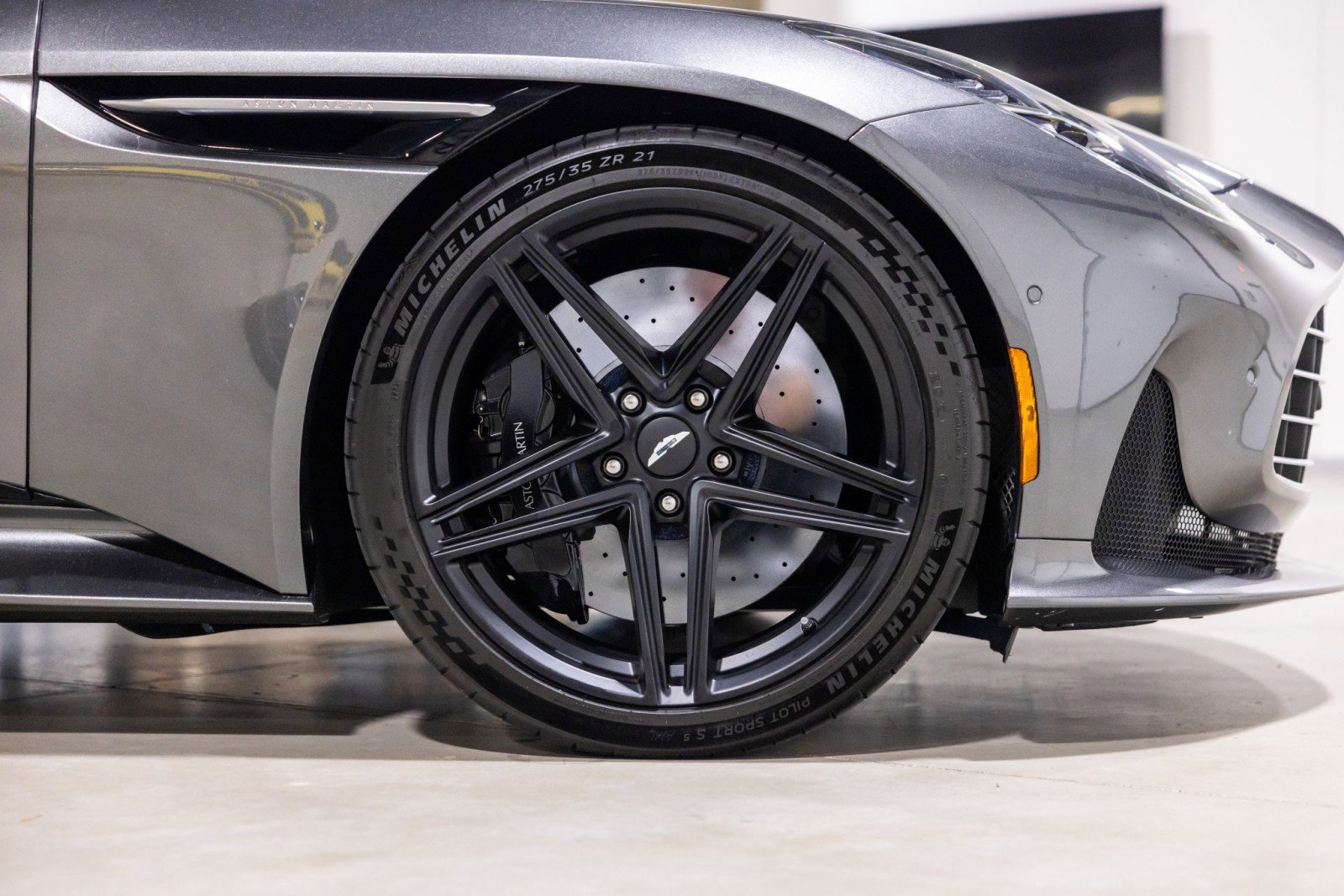 Used 2024 Aston Martin DB12 Coupe image 24