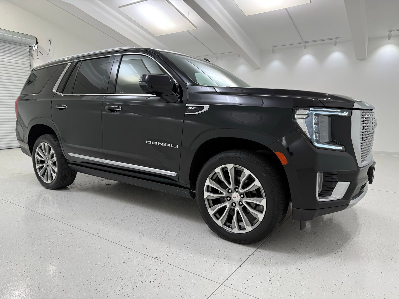 Used 2021 GMC Yukon Denali w/ Denali Premium Package image 1