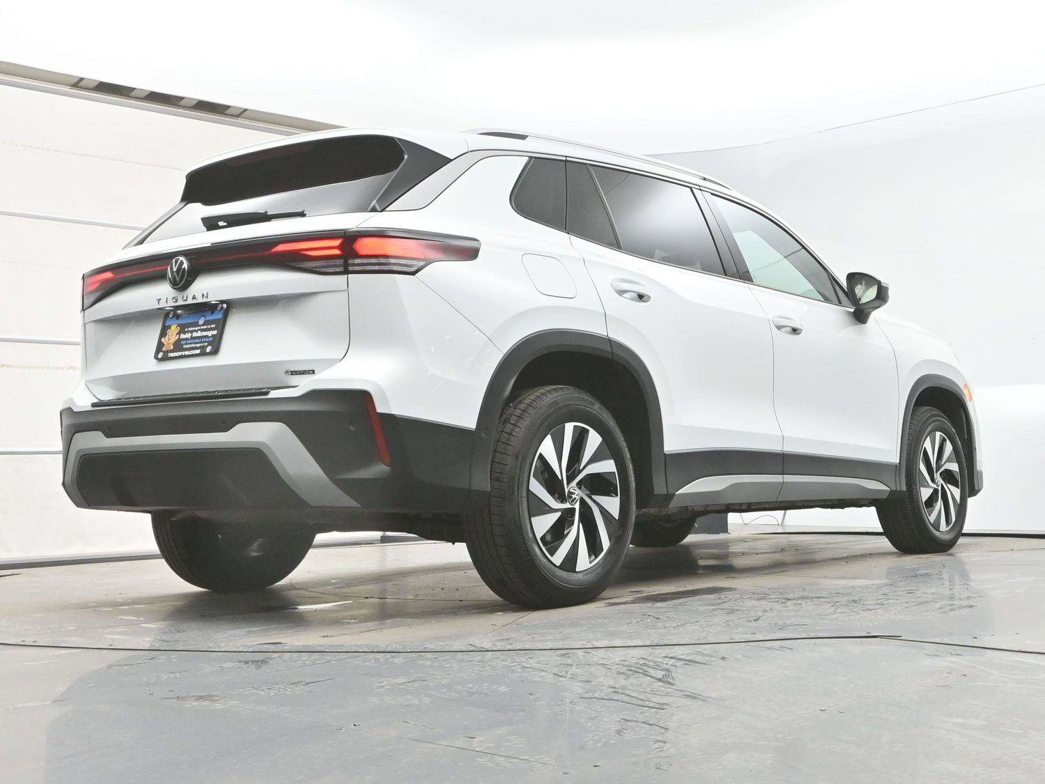 Certified 2025 Volkswagen Tiguan S image 33