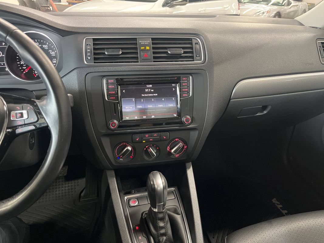 Used 2017 Volkswagen Jetta SE FWD image 39