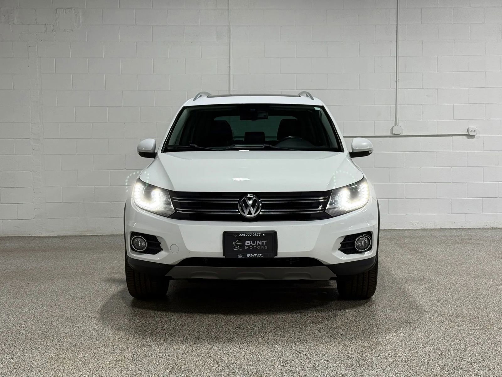 Used 2017 Volkswagen Tiguan SEL FWD image 3