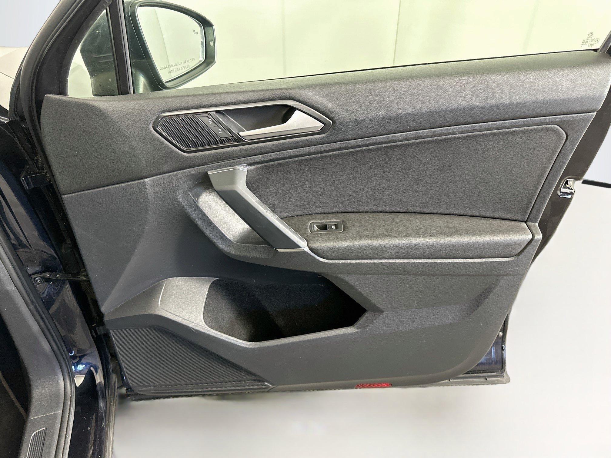 Used 2018 Volkswagen Tiguan SEL FWD image 34