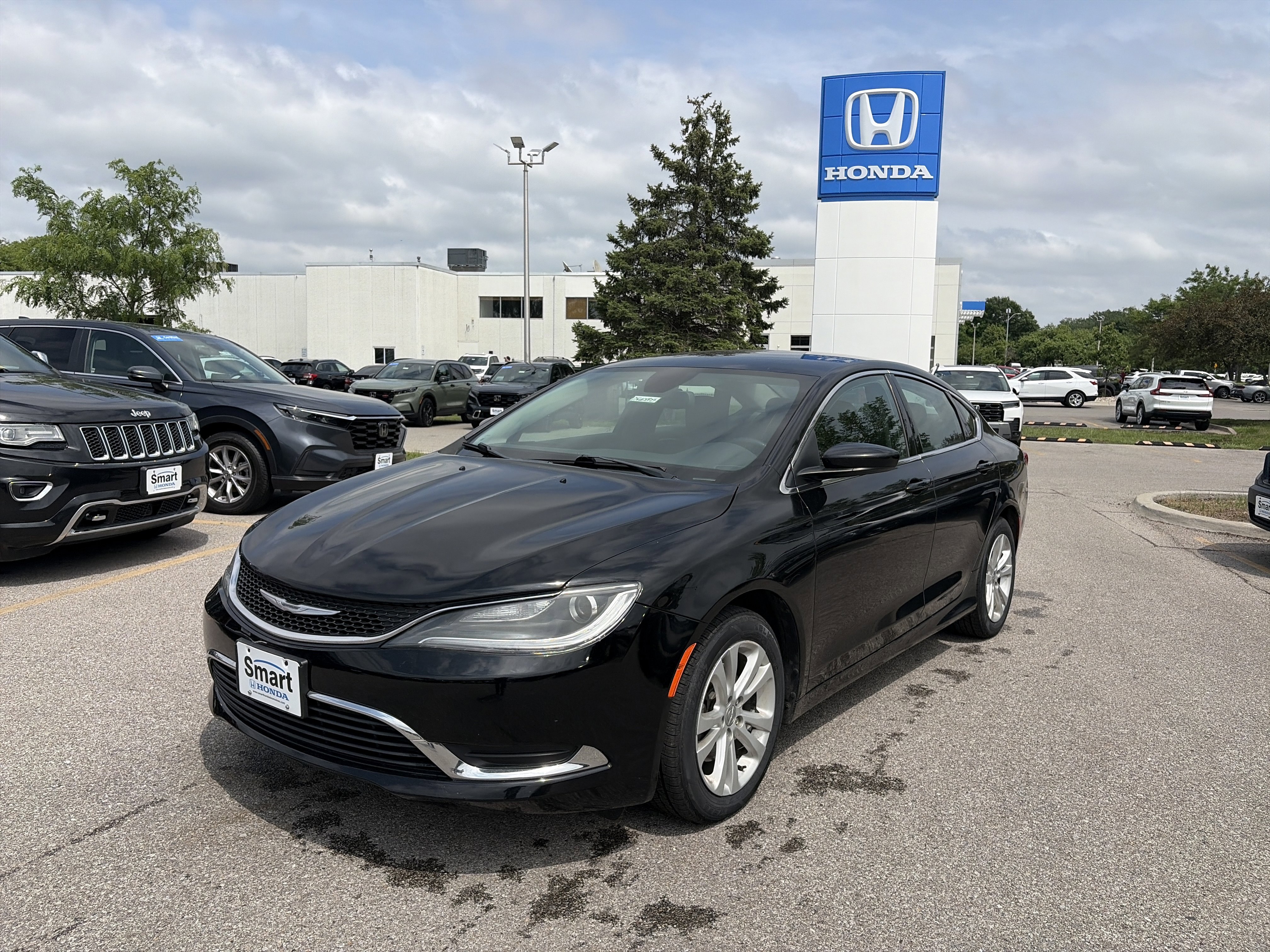 Used 2015 Chrysler 200 Limited w/ Convenience Group FWD image 1