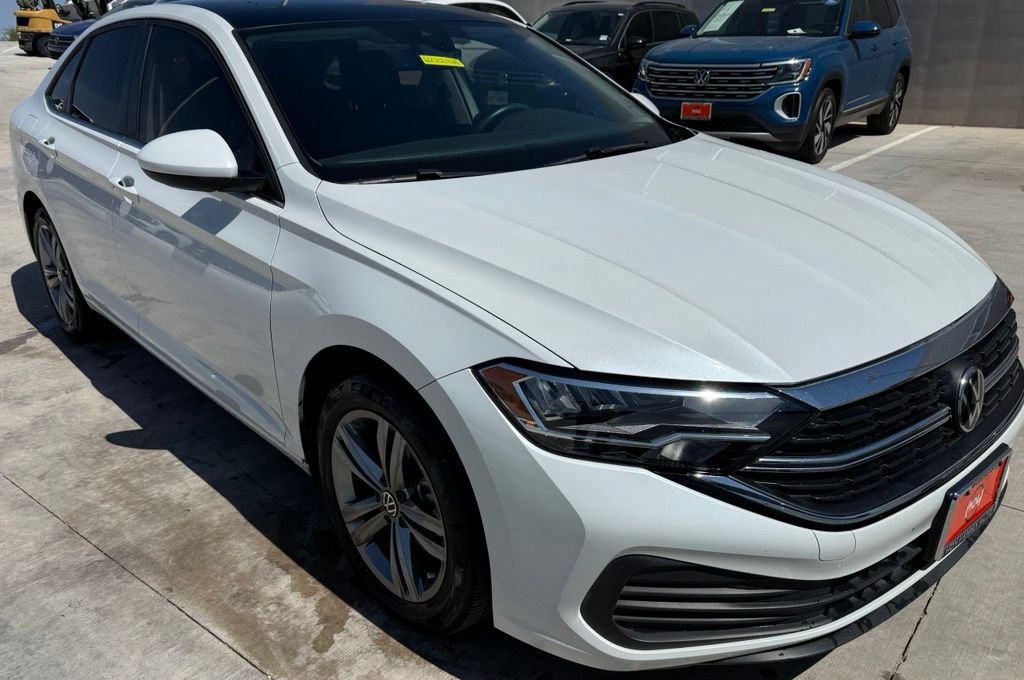 Used 2024 Volkswagen Jetta SE FWD image 2