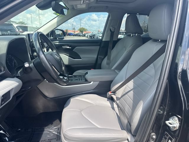 Used 2021 Toyota Highlander XLE AWD/4WD image 13