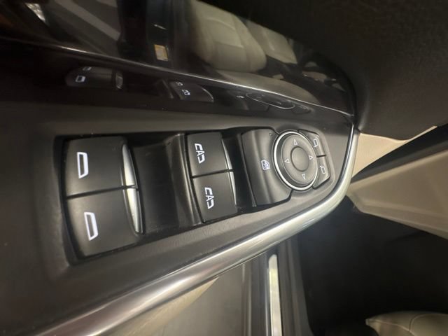 Used 2021 Cadillac XT4 Luxury w/ Cold Weather Package FWD image 14