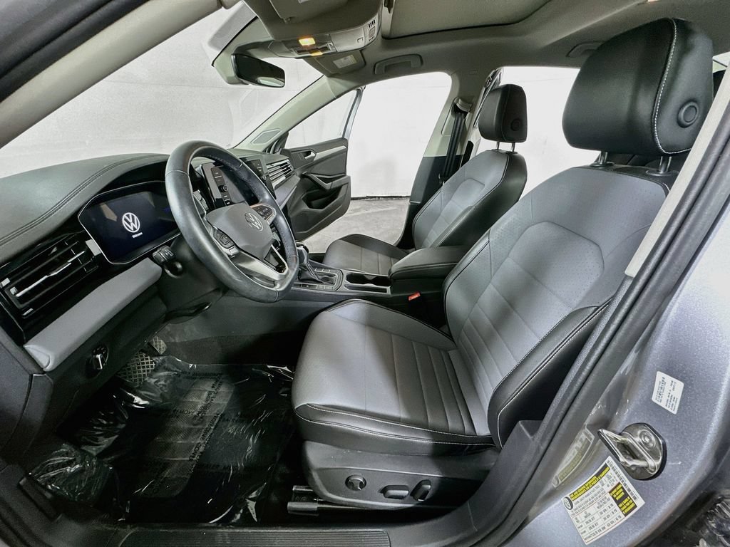 Used 2025 Volkswagen Jetta SE FWD image 17