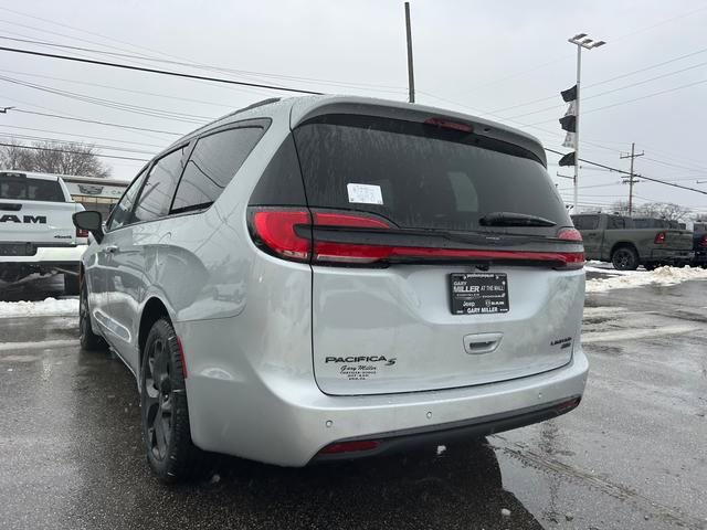 New 2026 Chrysler Pacifica Limited w/ Uconnect Theater Family Group image 5