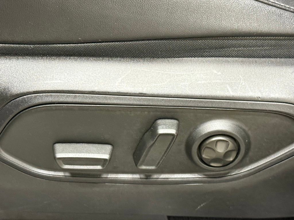 Used 2023 Jeep Grand Cherokee L Limited w/ Luxury Tech Group II image 18