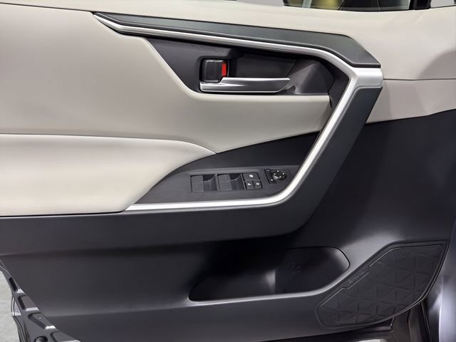 Used 2019 Toyota RAV4 XLE w/ Convenience Package image 9