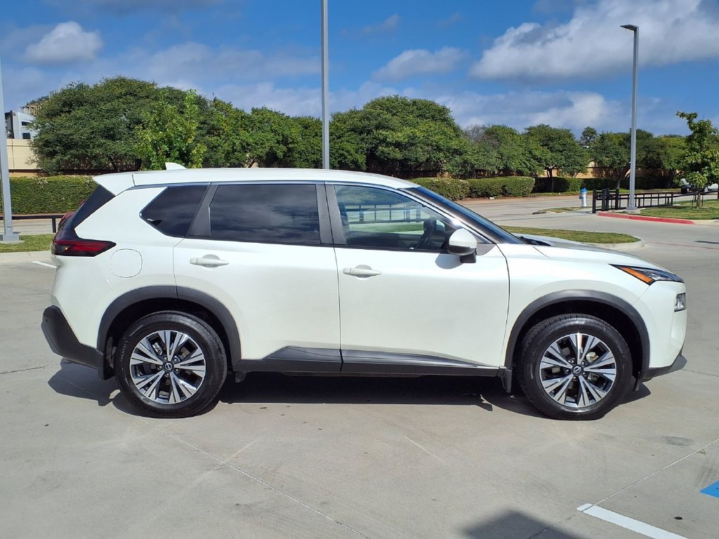 Used 2022 Nissan Rogue SV FWD image 2