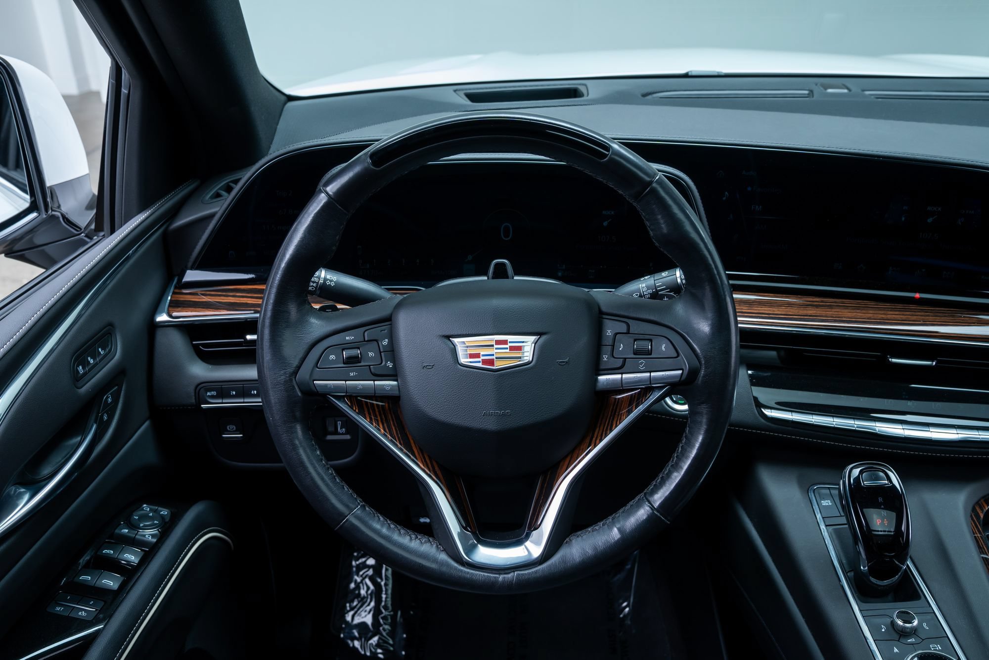 Used 2024 Cadillac Escalade Premium Luxury AWD/4WD image 11