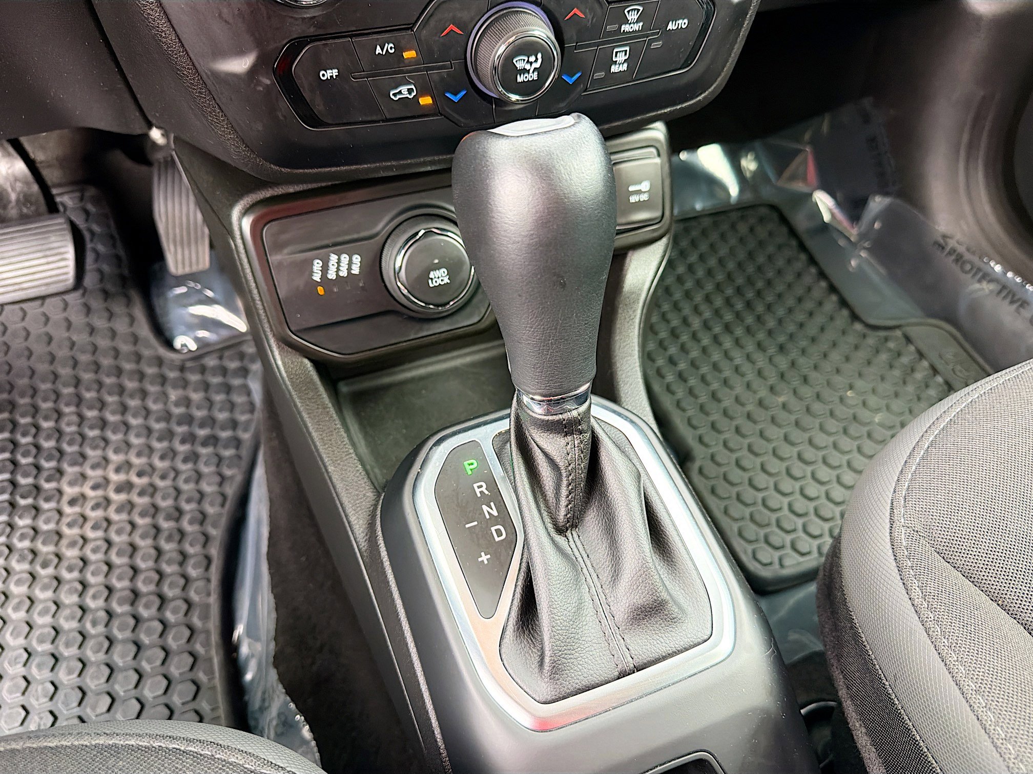 Used 2023 Jeep Renegade Latitude AWD/4WD image 11