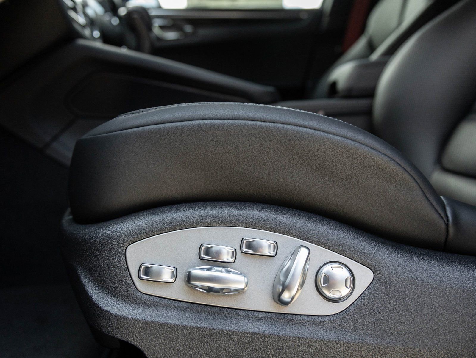 Certified 2025 Porsche Macan S AWD/4WD image 22