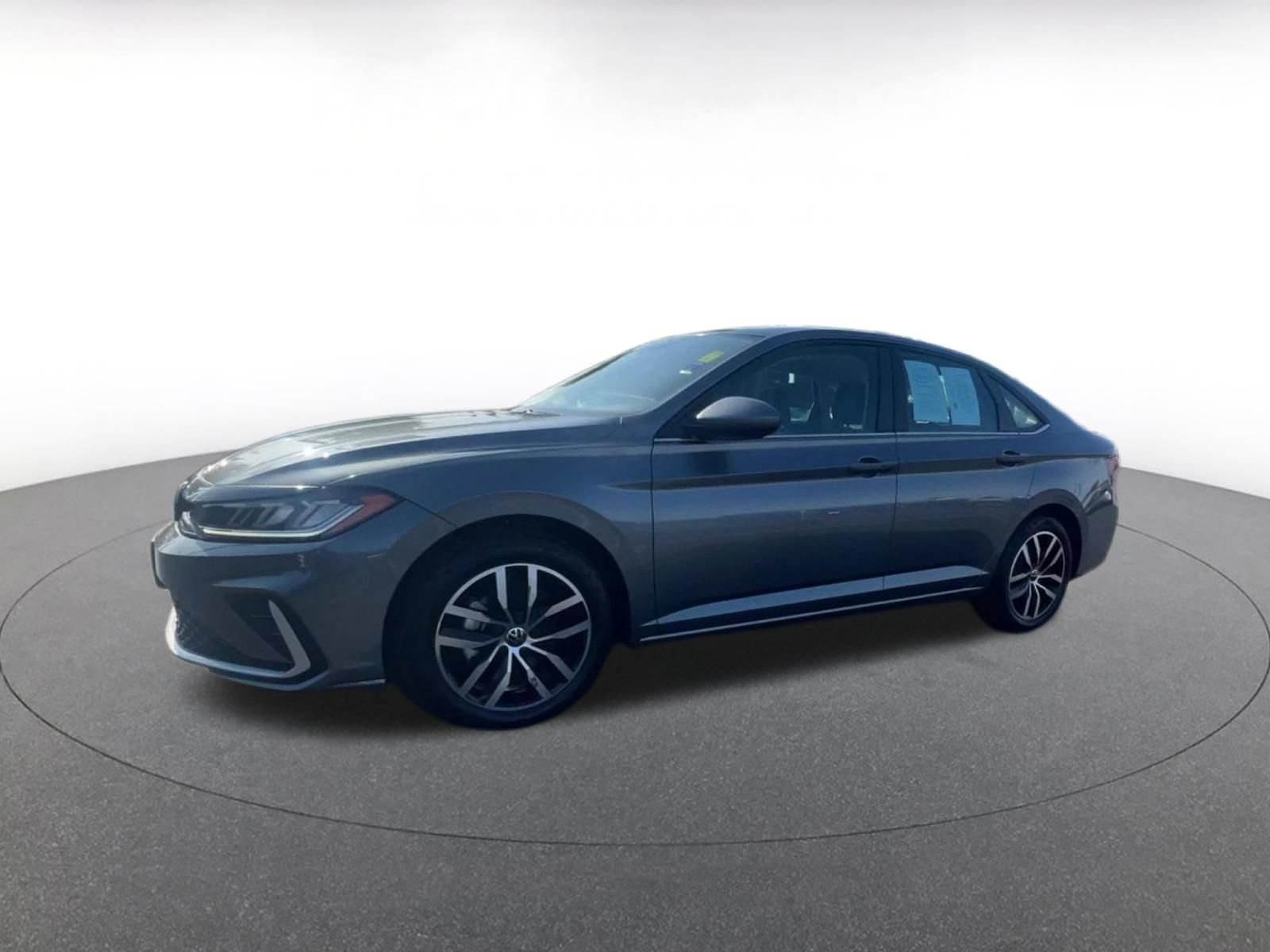 Used 2025 Volkswagen Jetta SE FWD image 8