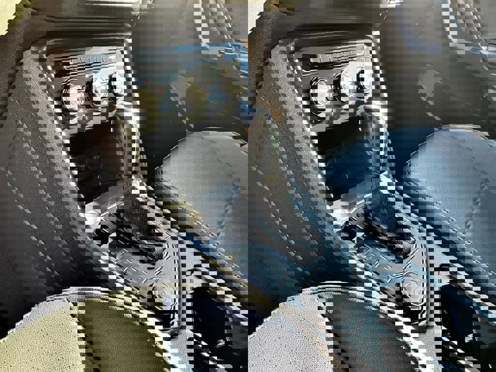 Used 2020 Volkswagen Tiguan SE w/ Panoramic Sunroof Package image 19