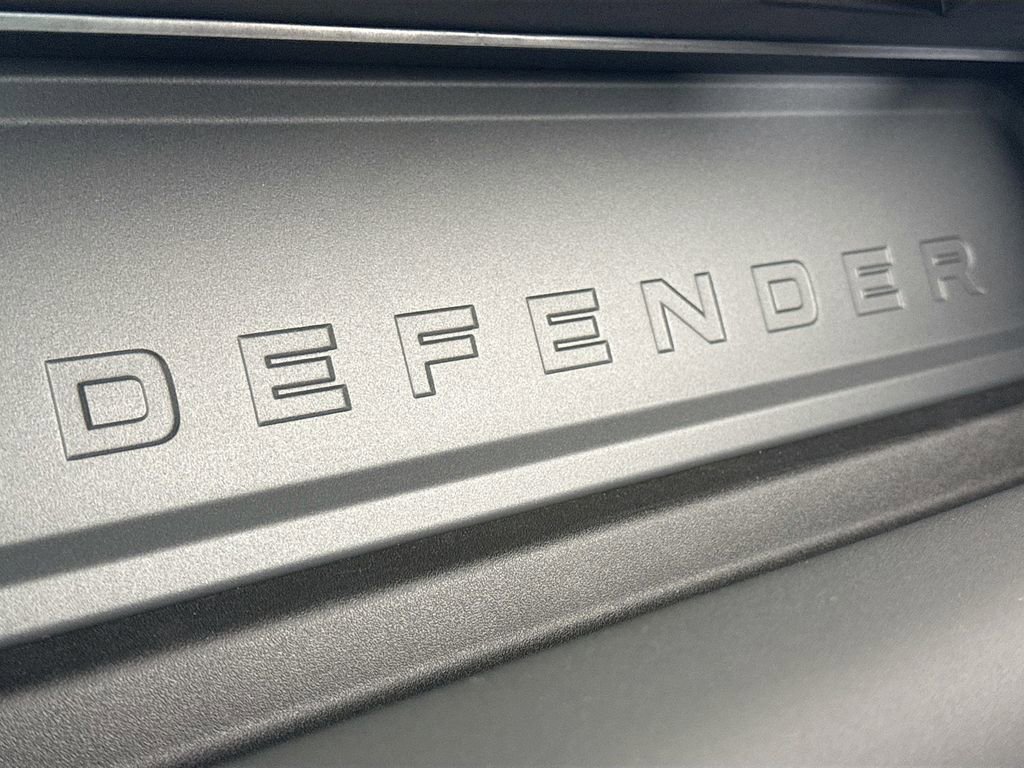 Used 2025 Land Rover Defender 130 X-Dynamic SE image 19