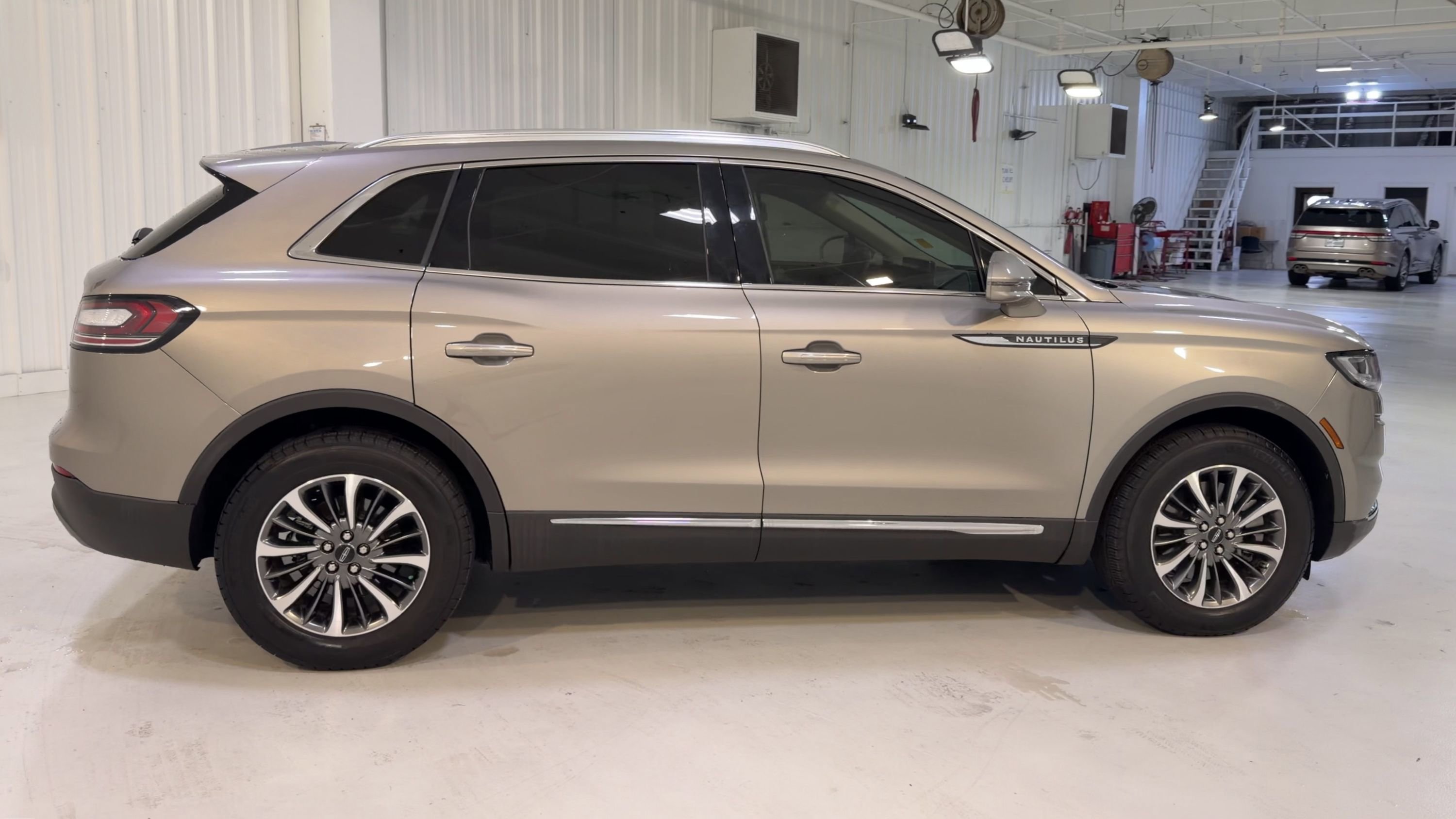 Used 2023 Lincoln Nautilus FWD w/ Premium Package image 2
