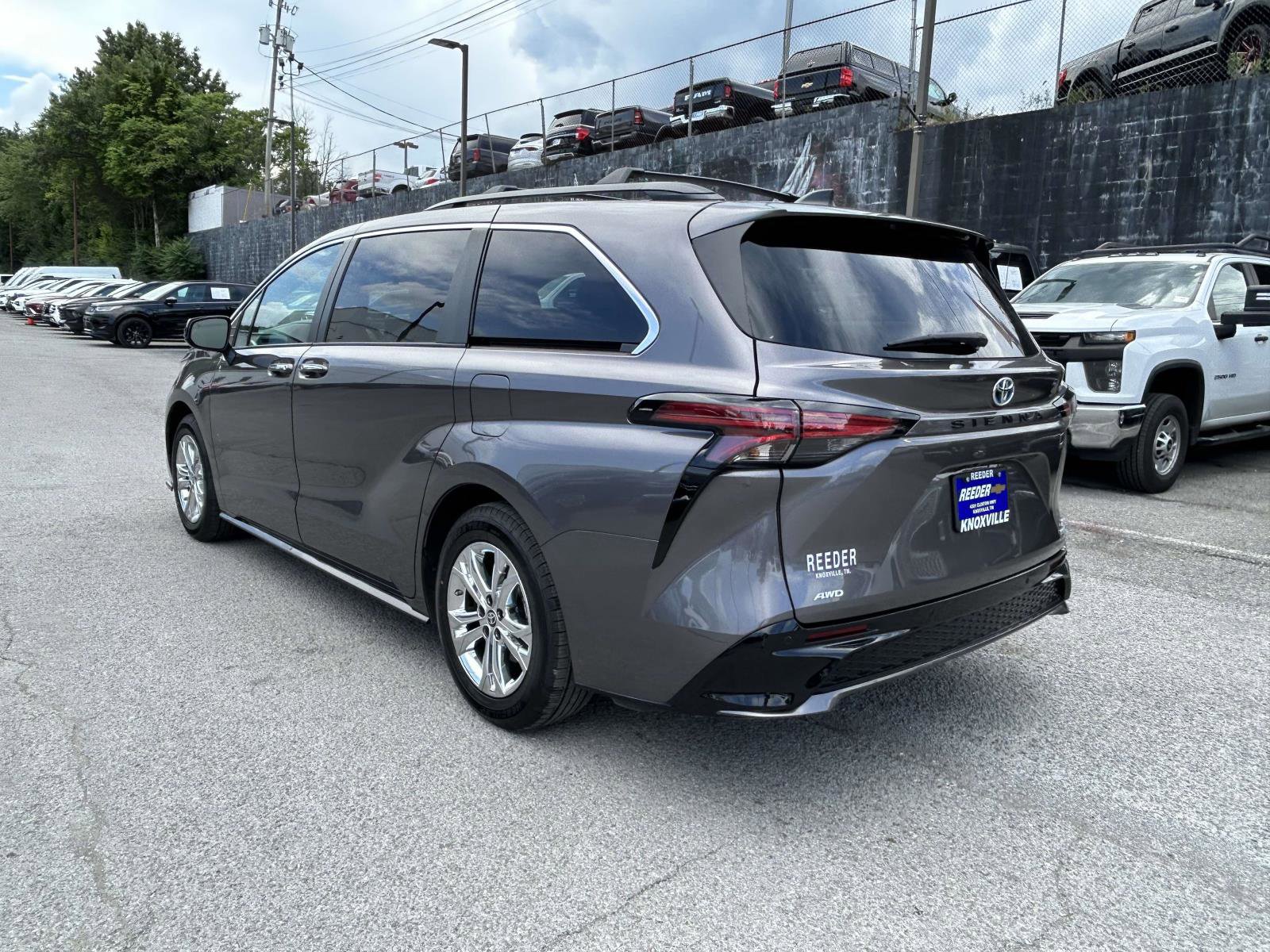 Used 2022 Toyota Sienna XSE w/ XSE Plus Package AWD/4WD image 5