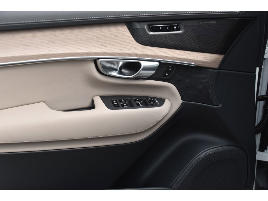 Certified 2025 Volvo XC90 B6 Ultra image 29