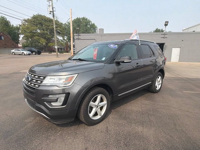 Used 2017 Ford Explorer XLT AWD/4WD image 7