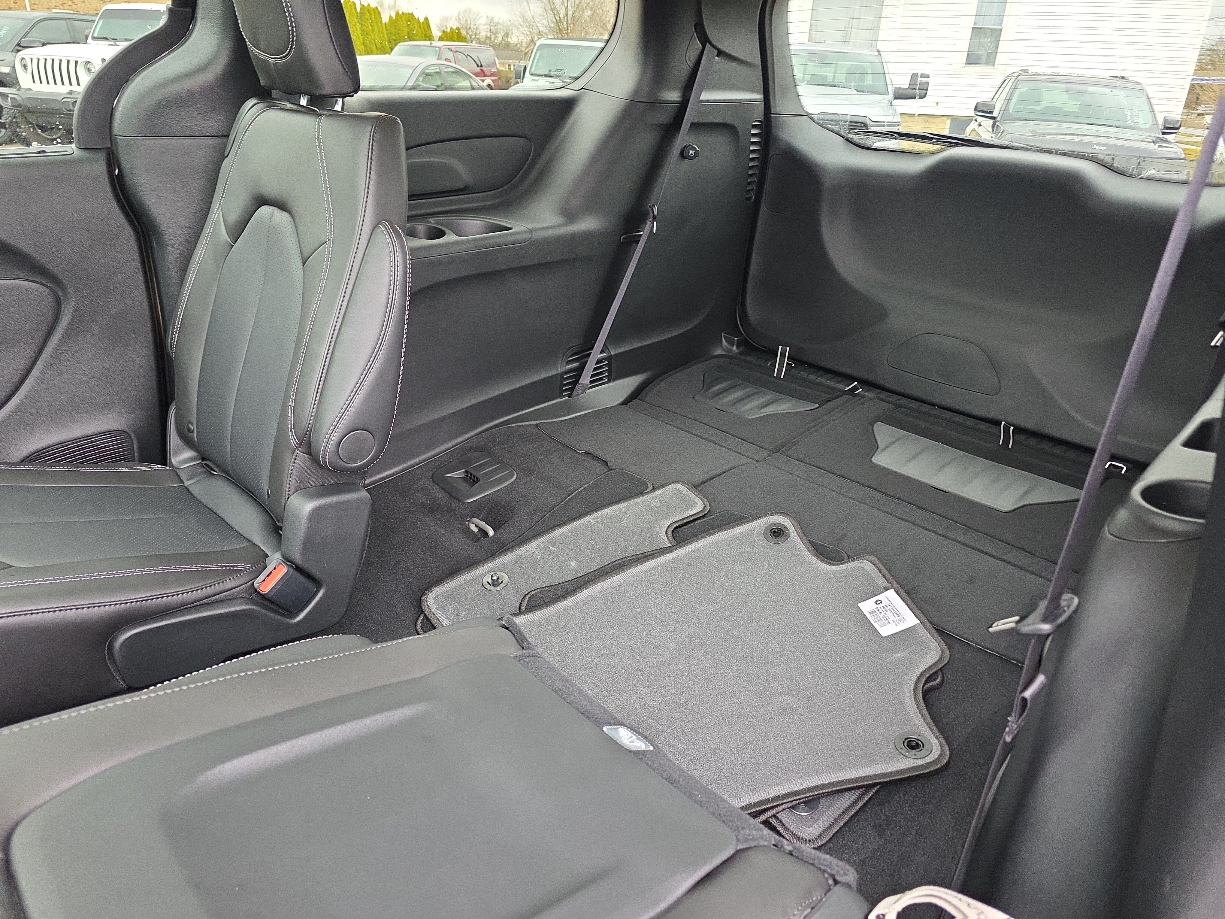 New 2026 Chrysler Pacifica Select AWD/4WD image 17