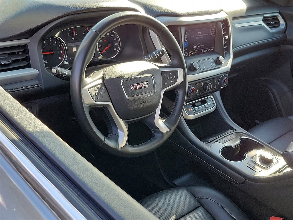 Used 2023 GMC Acadia SLT image 2