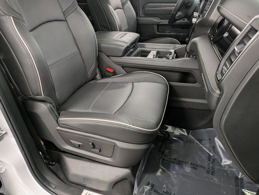Used 2025 RAM 3500 Limited AWD/4WD image 32