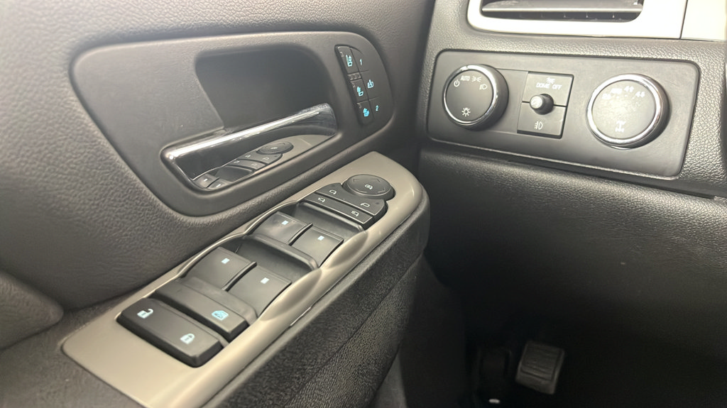 Used 2013 Chevrolet Silverado 1500 LTZ w/ LTZ White Diamond Edition AWD/4WD image 22
