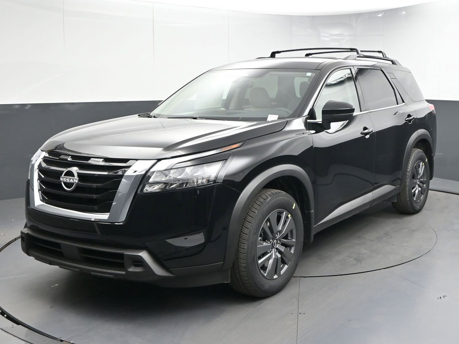 Used 2025 Nissan Pathfinder SV image 3