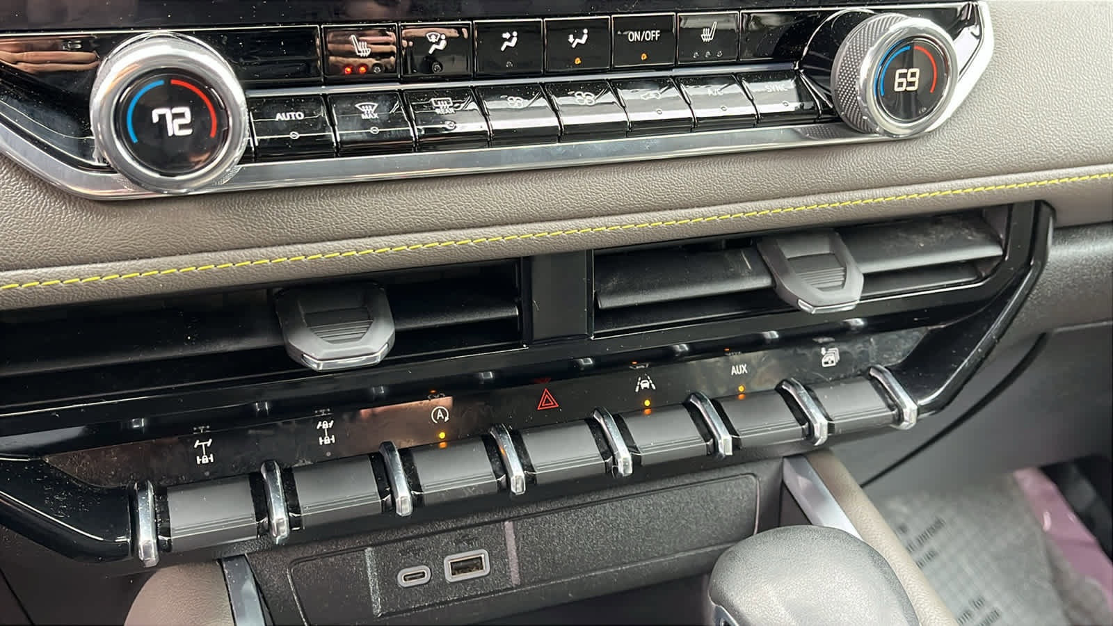 Used 2024 Chevrolet Colorado ZR2 w/ Technology Package image 19