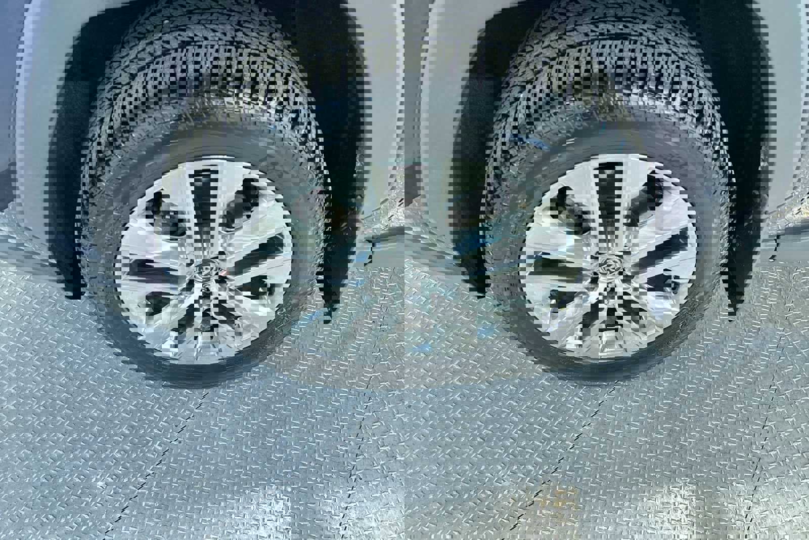 Used 2020 Toyota RAV4 XLE Premium image 10