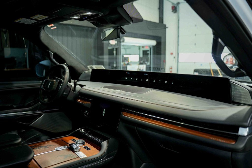 Used 2025 Lincoln Navigator Black Label image 34