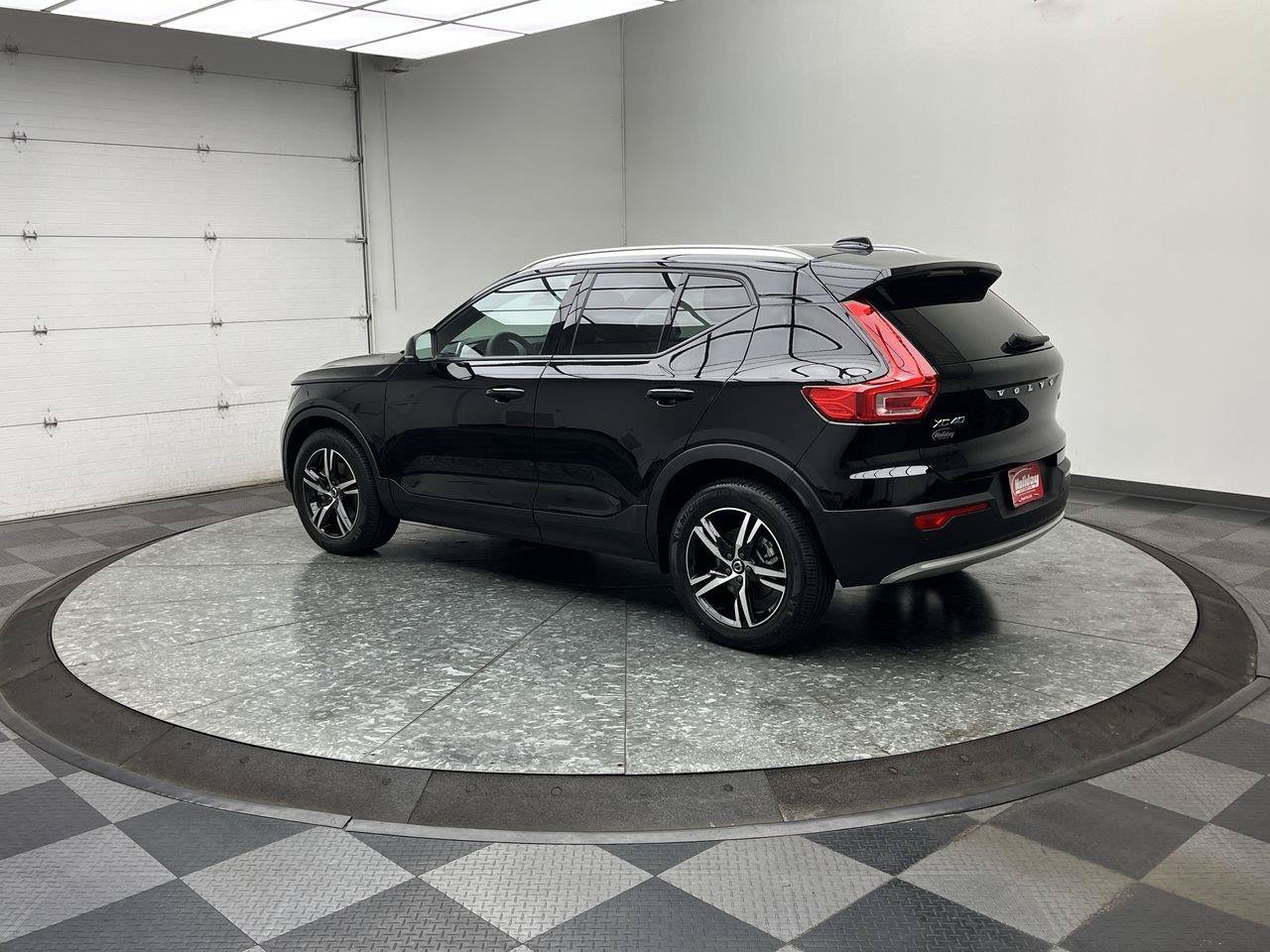Used 2023 Volvo XC40 B5 Core AWD/4WD image 2