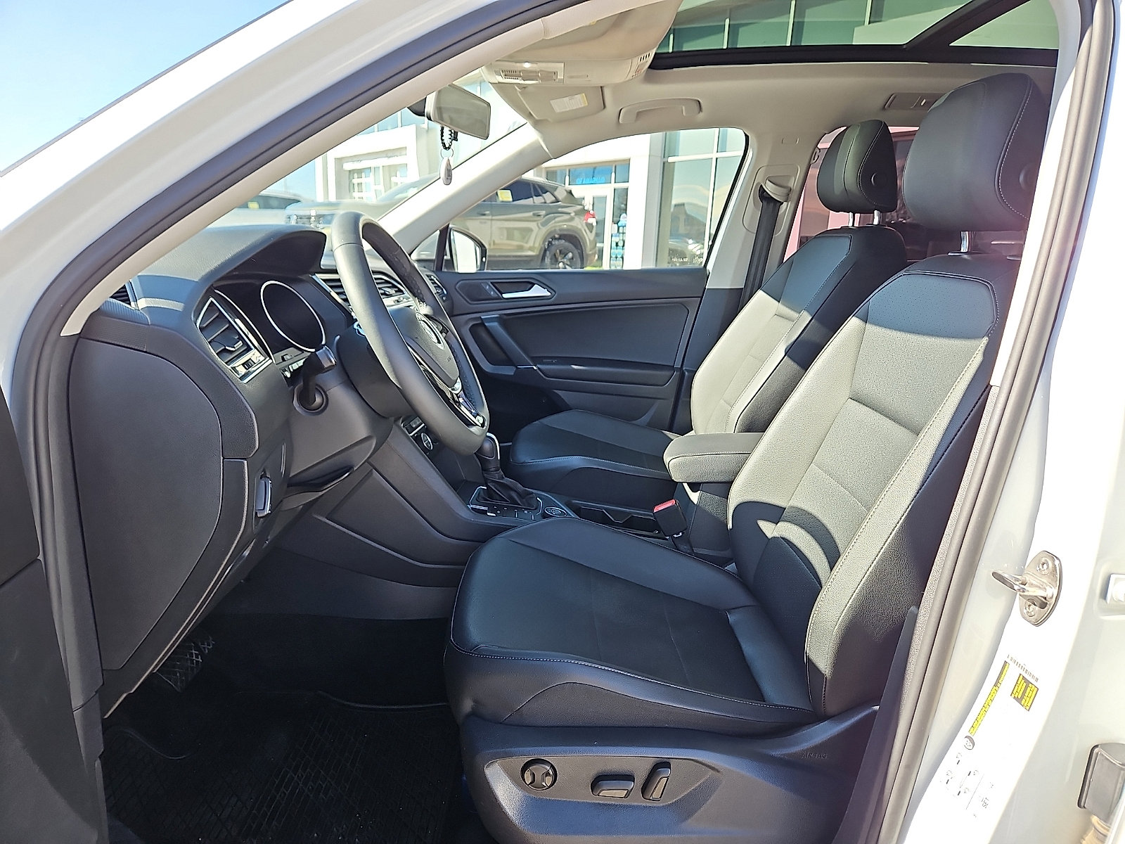 Used 2020 Volkswagen Tiguan SE w/ Panoramic Sunroof Package image 10