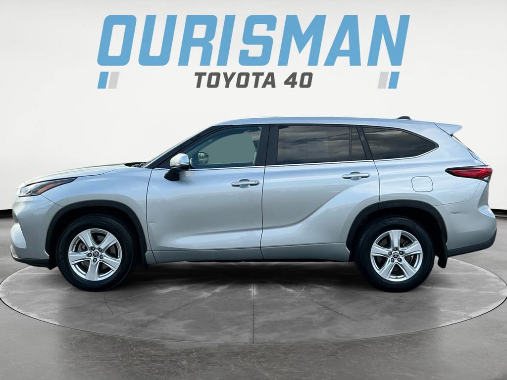 Used 2023 Toyota Highlander LE FWD image 4