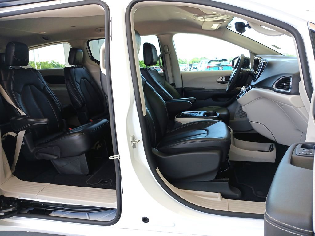Used 2024 Chrysler Pacifica Touring-L FWD image 29