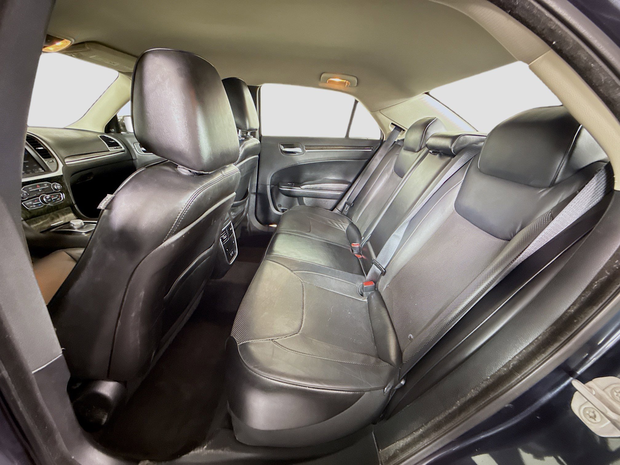 Used 2018 Chrysler 300 Limited image 25