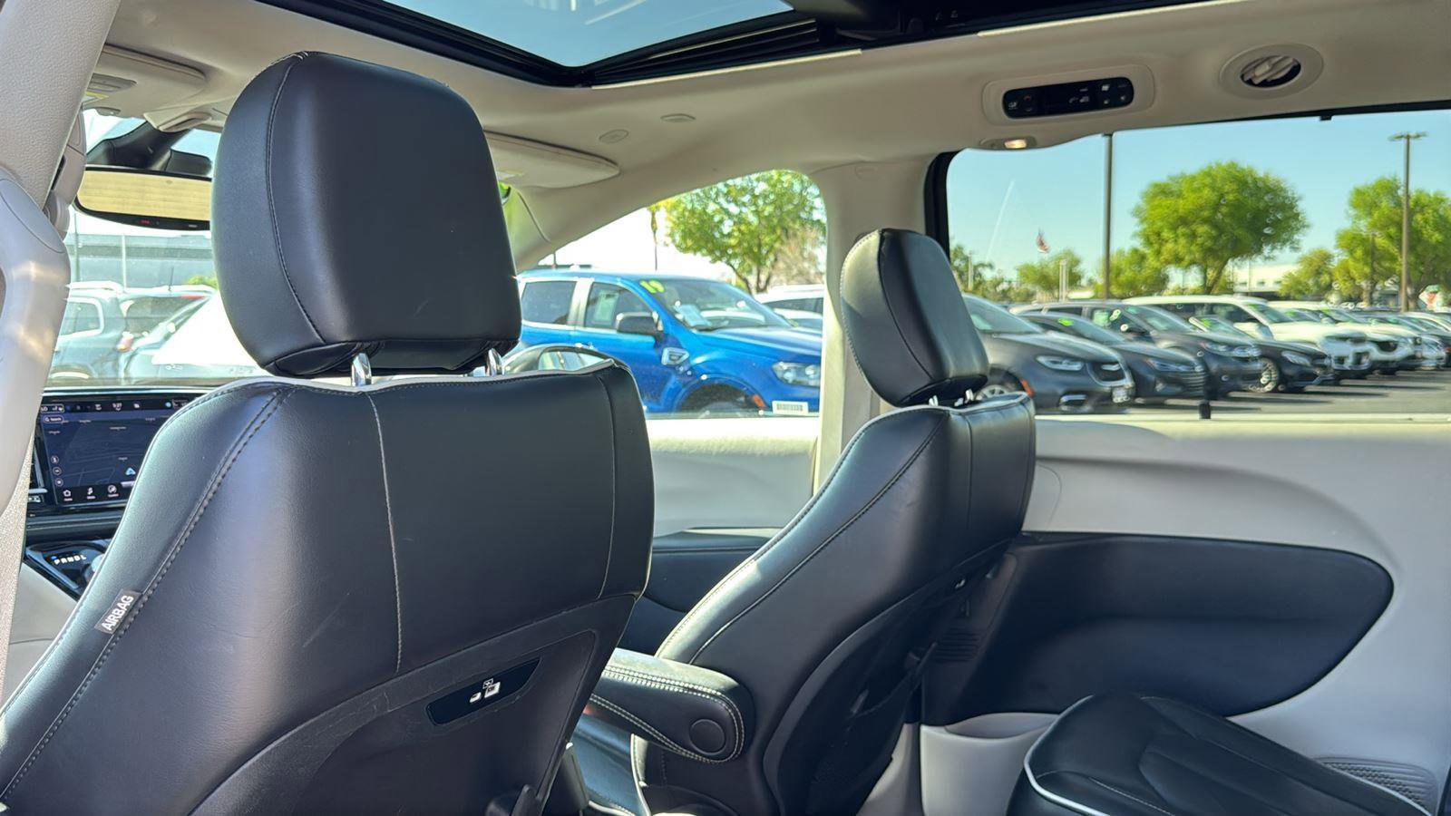 Used 2023 Chrysler Pacifica Limited FWD image 25