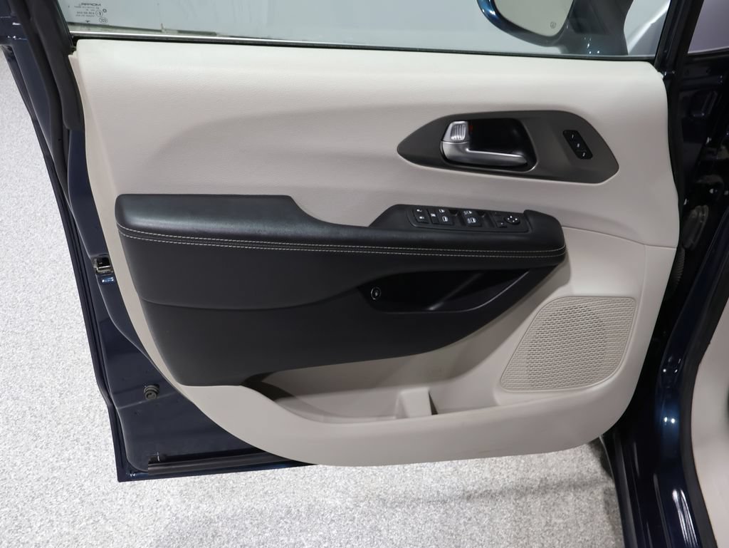 Used 2021 Chrysler Pacifica Touring-L FWD image 19