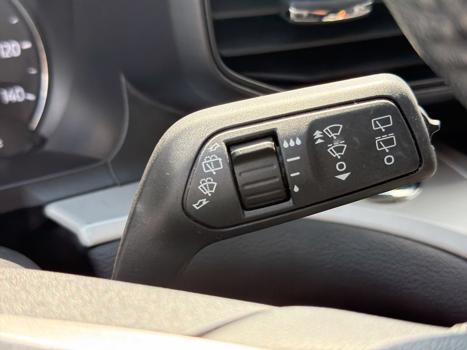 Used 2023 Ford Explorer XLT AWD/4WD image 27