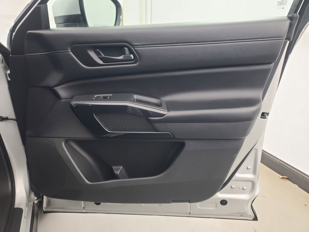 Used 2025 Nissan Pathfinder SV image 12