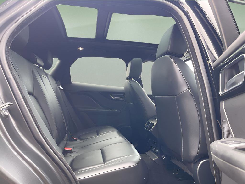 Used 2018 Jaguar F-PACE Premium image 22